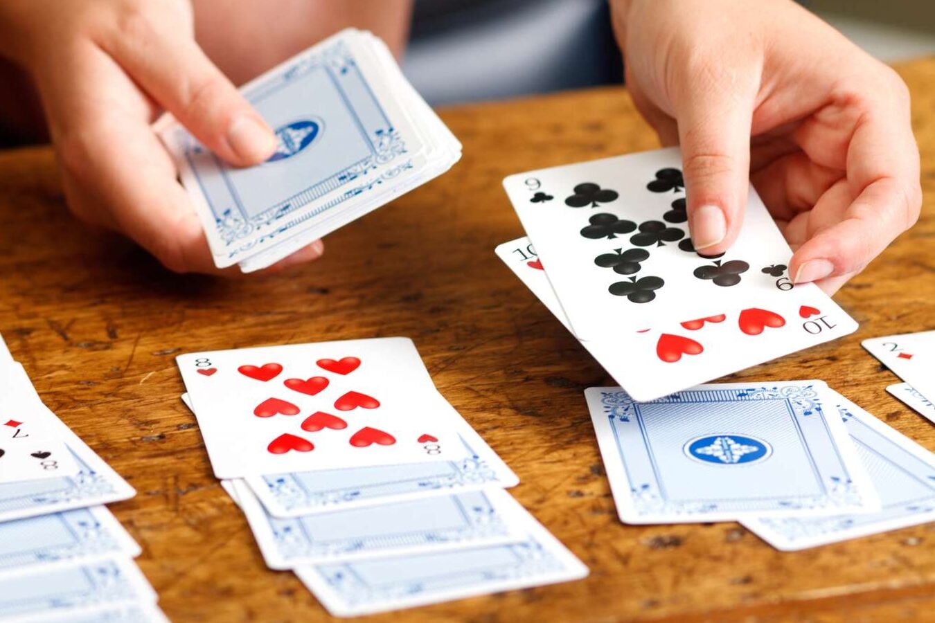 estrategias avanzadas como repartir cartas en poker eficazmente