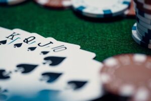 Estrategias para Ganar en el Poker Cash y Aumentar tus Beneficios