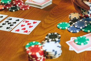 Organiza como un Pro: Cómo Organizar una Partida de Poker con Amigos