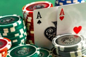 Poker en Casa: Estrategias para Organizar la Mejor Noche de Juegos